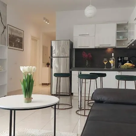 Apartment Paryski Szyk, In The First Line Of The Sea Sarande