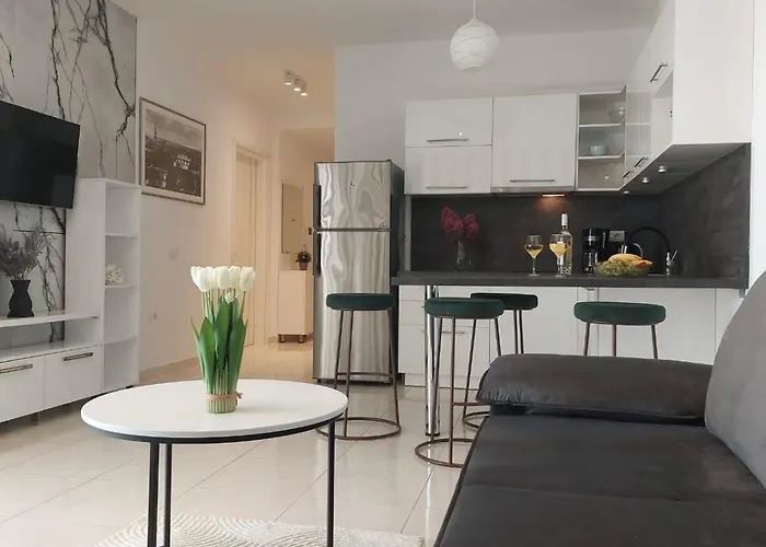 Apartment Paryski Szyk, In The First Line Of The Sea Sarande