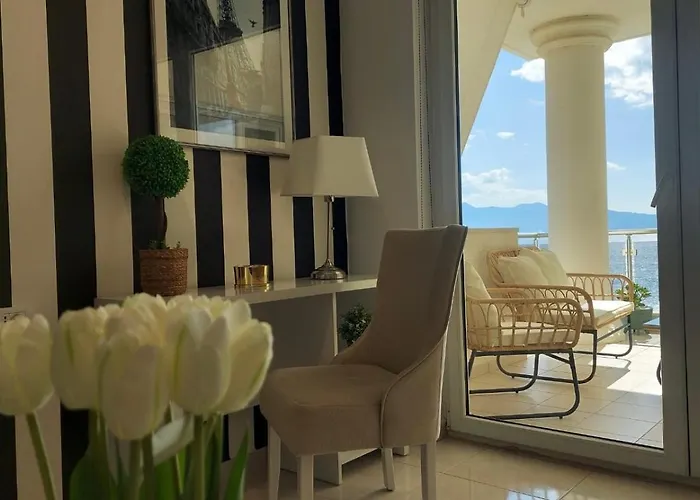 Apartment Paryski Szyk, In The First Line Of The Sea Sarande